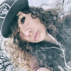 Meet your Posher, Desiray